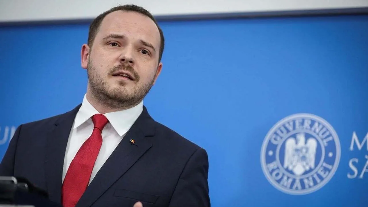 Alexandru Rogobete vorbește în fața unui fundal albastru cu însemnele Ministerului Sănătății.